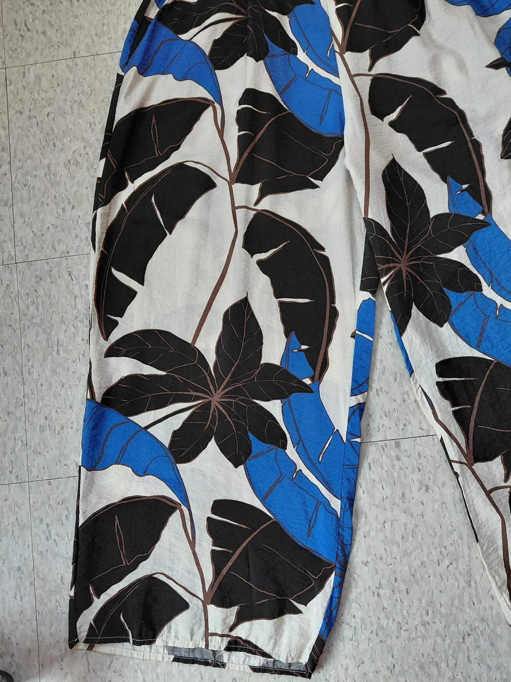 Sofia By Sofia Vergara Wide-Leg Floral Print Pants in Blue & Cream Tropical Pant - Picture 8 of 15
